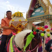 สุดอลังการ! งานบวชลูกชาย สท.เมืองนนท์ ลุงซานต้าขี่ม้านำนาคเข้าวัด