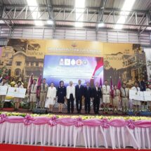 ‘วิชา มหาคุณ’ ปธ.มอบธงลูกเสือช่อสะอาด เครื่องหมายเสือช่อสะอาด (แบดจ์) และป้ายประชาสัมพันธ์