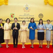 บิ๊กซี ร่วมกับ สำนักงานปลัดสำนักนายกรัฐมนตรี จำหน่ายเข็มที่ระลึกตราสัญลักษณ์งานเฉลิมพระเกียรติพระบาทสมเด็จพระเจ้าอยู่หัว