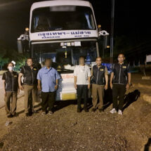 ตร.บก.ทล.5 (แพร่) จับกุมต่างด้าวชาวเมียนมาหลบหนีเข้าเมือง บัส 4 คัน เกือบ 100 คน 