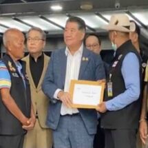 ส.รถตู้ ยื่นหนังสือ “ภูมิธรรม” ขอเปลี่ยนรถตู้เป็นรถตู้-ชะลอเปลี่ยนรถตู้เป็นมินิบัสออกไปก่อน วอนแก้ปัญหารถโดยสารทั้งระบบ