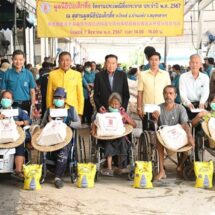 มูลนิธิป่อเต็กตึ๊ง จัดงานประเพณีทิ้งกระจาด แจกจ่ายเครื่องอุปโภคบริโภคบ้านแพ้ว