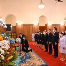 มูลนิธิป่อเต็กตึ๊ง ถวายแจกันดอกไม้และลงนามถวายพระพร วันเฉลิมพระชนมพรรษา สมเด็จพระพันปีหลวง