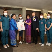 มูลนิธิป่อเต็กตึ๊ง สนับสนุนค่าพาหนะ-เครื่องอุปโภคบริโภค ให้แก่ผู้รับขาเทียม-ช่างอาสาสมัคร