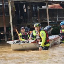 มูลนิธิป่อเต็กตึ๊ง จัดทีมอาสมัครฯ จัดตั้ง “โรงครัวเคลื่อนที่” บรรเทาทุกข์ชาวสุโขทัยสู้ภัยน้ำท่วม