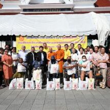 มูลนิธิป่อเต็กตึ๊ง ร่วมกับ เทพศิรินทราวาสราชวรวิหาร จัดพิธีทิ้งกระจาด แจกเครื่องอุปโภคบริโภค-ยาสามัญประจำบ้านแก่ผู้ยากไร้