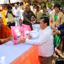 “ครูบาวชิริล วัดเดิมบาง” มอบข้าวสาร 500 กระสอบให้ สภท. ส่งมอบให้สมาชิก-สื่อมวลชน