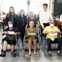 มูลนิธิป่อเต็กตึ๊ง มอบรถเข็นวีลแชร์ พร้อมค่าพาหนะแก่ผู้พิการด้อยโอกาส 4 จังหวัด