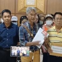 ชาวบ้าน บุก กกต. สอบเลือกตั้งนายกเทศมนตรีคลองหลวง เจอหลักฐานส่อทุจริต