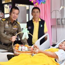 ตม.ตาก รุดเยี่ยมให้กำลังใจ-มอบเงินช่วยเหลือผู้ได้รับบาดเจ็บเหยื่อระเบิดหน้าเวทีรำวงกาชาดอุ้มผาง