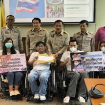 เหยื่อเมาแล้วขับ เข้ายื่นหนังสือ มท.1 ขอนโยบายหมวกกันน็อกเด็กให้ลูกหลาน