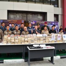 ตร.ภ.1 บุกรวบ “เปรม ปชน.” เครือข่ายแก๊งต่ำเอี่ยว ขนยาบ้าบิ๊กล็อต 5.6 แสนเม็ด พร้อมทลายแก๊ง “เด็กมันดื้อ” ไล่ยิงรถชาวบ้าน ฉุนถูกปาดหน้า
