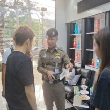 ตร.ห้วยขวาง ร่วม ตม.1-กรมจัดหางานฯ ลุยตรวจสถานประกอบการ รวบ 8 ต่างด้าว “จีน-เมียนมาร์” แย่งอาชีพคนไทย