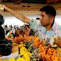 สมาคมชาวปักษ์ใต้ฯ ร่วมสืบสานประเพณีสงกรานต์ รดน้ำขอพรผู้สูงอายุชื่นมื่น