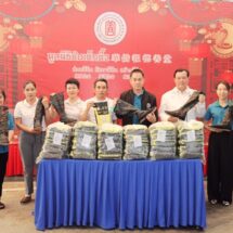 เครือข่ายธุรกิจบิสคลับราชบุรี ร่วมกับ สมาคมหนังสือพิมพ์ส่วนภูมิภาคแห่งประเทศไทย มอบรองเท้าบู๊ทผ้าพื้นยางให้มูลนิธิป่อเต็กตึ้ง