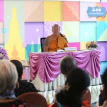 อยู่ให้เป็น เย็นให้พอ รอให้ได้ แนวคิดหลวงพี่น้ำฝน ให้สติ ญาติโยม พร้อมรับทุกสถานการณ์ เวทีธรรม “เรายกวัดมาไว้ที่เซเว่นฯ ปีที่ 29”