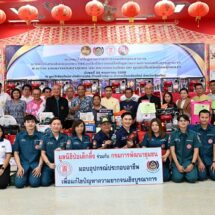 มูลนิธิป่อเต็กตึ๊ง มอบอุปกรณ์ประกอบอาชีพแก่ผู้ประสบอุทกภัย วีลแชร์-จักรยานให้โรงเรียนจ.เชียงใหม่