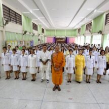 คณะสงฆ์ วัดไผ่ล้อม นำข้าราชการ-ครูนักเรียน 2 โรงเรียน เจริญพระพุทธมนต์บทรัตนปริตร ถวายในหลวง