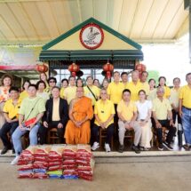 เจ้าสัวเงี๊ยบ นิมนต์คณะสงฆ์ วัดไผ่ล้อม สวดรัตนปริต ถวายในหลวง ปิดร้านกินฟรีก๋วยเตี๋ยวมิชลีนทั้งวัน มอบทุนการศึกษา 10 โรงเรียน