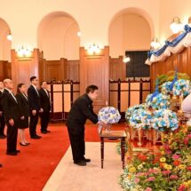 มูลนิธิป่อเต็กตึ๊ง ถวายแจกันดอกไม้และลงนามถวายพระพร ‘สมเด็จพระพันปีหลวง’ เนื่องในโอกาสวันเฉลิมพระชนมพรรษา