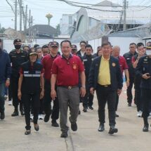 ‘ทวี’ ตรวจเยี่ยมเรือนจำกลางอุบลราชธานี นำ “เสก โลโซ” สร้างขวัญกำลังใจ-มอบสิ่งของแก่ทหารและผู้อพยพ