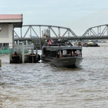 กองทัพเรือ จัดเรือด่วนรับ-ส่งประชาชนฟรี! หลังถนนยุบหน้า รพ.วชิระ