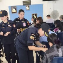 เรือนจำกลางชลบุรี ถวายความอาลัย ‘สมเด็จพระพันปีหลวง’ แจกริบบิ้นสีดำ ให้ญาติผู้ต้องราชทัณฑ์-ประชาชน