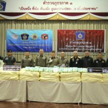 ตร.ภาค 1 รวบหนุ่มขนยาไอซ์กว่า 600 กก. ตบตาซุกรถกระบะขนผัก ก่อนกระจายสู่ภาคกลาง