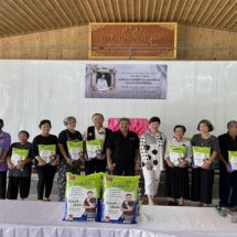 กิจกรรมมอบข้าวสารชมรมผู้สูงอายุ อบต.สามพราน ถวายเป็นพระราชกุศล ‘สมเด็จพระพันปีหลวง’