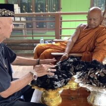 ‘เจ้าคุณไพโรจน์’ มอบหลวงปู่ทวด รุ่น “ปาฏิหาริย์” 1,500 องค์ แก่ แม่ทัพภาคที่ 2 เพื่อมอบแก่กำลังพลชายแดน
