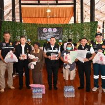 มูลนิธิป่อเต็กตึ๊ง ร่วมกับ กอ.รมน.-มูลนิธิไทยอาสาป้องกันชาติชุด มอบถุงยังชีพช่วยผู้ประสบอุทกภัยอ่างทอง