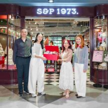 เอ็ม บี เค เซ็นเตอร์ มอบกระเช้าดอกไม้ร่วมแสดงความยินดี เปิดร้านใหม่ S&P 1973.