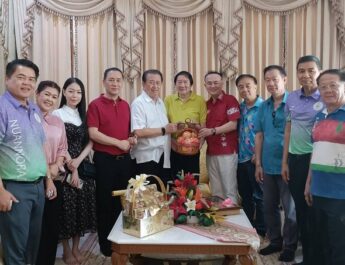 นายกสมาคมนักเรียนเก่านวลนรดิศ นำคณะ เข้าอวยพรวันเกิด ‘เสรี สุวรรณภานนท์’