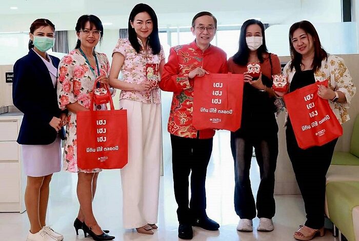 รพ.พญาไท 3 ต้อนรับเทศกาลตรุษจีนปีม้าทอง 2569 มอบอั่งเปาสุขภาพ พร้อมแจกส้มมงคลให้ผู้รับบริการ