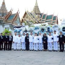 มูลนิธิป่อเต็กตึ๊ง ร่วมวางพวงมาลาถวายราชสักการะ-เจ้าภาพพระพิธีธรรมสวดพระอภิธรรมพระบรมศพ ‘สมเด็จพระพันปีหลวง’