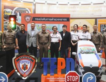 สมาคมธุรกิจเช่าซื้อรถจักรยานยนต์ไทย จับมือ ฮอนด้า-ยามาฮ่า มอบหมวกนิรภัยให้ตำรวจจราจร