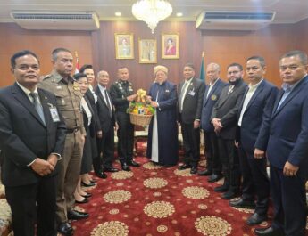 แม่ทัพภาคที่ 4 เข้าเยี่ยมคารวะท่านจุฬาราชมนตรี พร้อมหารือแนวทางความร่วมมือสนับสนุนกิจกรรม