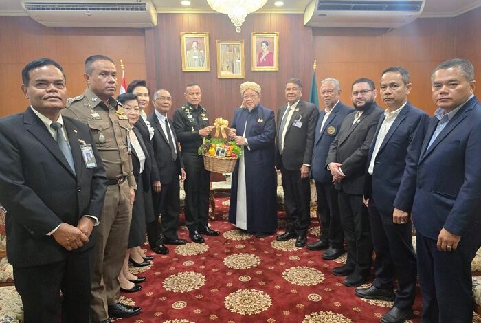 แม่ทัพภาคที่ 4 เข้าเยี่ยมคารวะท่านจุฬาราชมนตรี พร้อมหารือแนวทางความร่วมมือสนับสนุนกิจกรรม