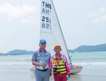 ส.เรือใบ มอบเหรียญที่ระลึกให้นักแล่นใบทางไกล-ข้ามอ่าว