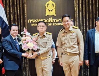 ประธานมูลนิธิครอบครัวพอเพียง ร่วมแสดงความยินดีกับรัฐมนตรีว่าการกระทรวงศึกษาธิการ