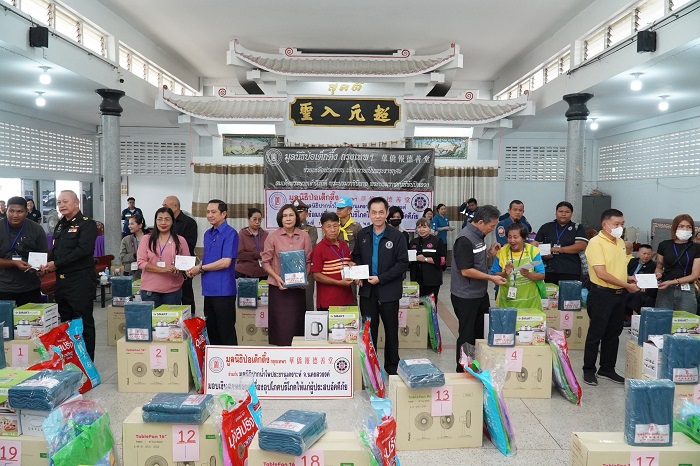 มูลนิธิป่อเต็กตึ๊ง มอบเงิน-สิ่งของ เยียวยาผู้ประสบอัคคีภัย ชุมชนจำลองวิทย์พัฒนา จ.นครสวรรค์