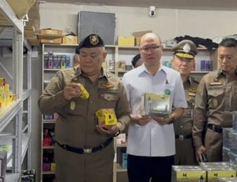 บุกทลายโกดังบุหรี่ไฟฟ้ารายใหญ่ ย่านประเวศ ยึดของกลางกว่า 2 แสนชิ้น มูลค่า 100 ล้าน