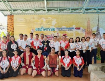 ชมรม TO BE NUMBER ONE เขตหลักสี่ คว้ารางวัลชนะเลิศเหรียญทอง 2 ปีซ้อนคีตศิลป์มวยไทย