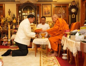 อธิบดีกรมราชทัณฑ์ เข้าเฝ้ารับประทานผ้าไตรจีวร ณ วัดราชบพิธสถิตมหาสีมาราม สำหรับพิธีบรรพชาอุปสมบท