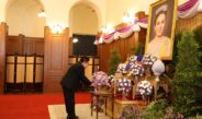 มูลนิธิป่อเต็กตึ๊ง ทูลเกล้าฯ ถวายแจกันดอกไม้และลงนามถวายพระพรชัยมงคล สมเด็จพระนางเจ้าฯ พระบรมราชินี
