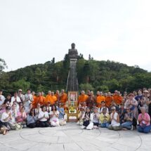 สมัชชาสงฆ์ไทยฮ่องกง นำคณะสงฆ์ ร่วมชาวไทยในฮ่องกง สวดมนต์ถวาย ในหลวง-ราชินี หน้าหลวงพ่อพระใหญ่นองปิง