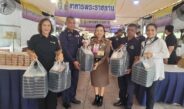 สโมสรโรตารีพญาไท ร่วมกับ โครงการอาหารพระราชทาน ทำอาหารแจกผู้มาร่วมงานน้อมส่งเสด็จ สมเด็จเจ้าฟ้าพัชรกิติยาภาฯ