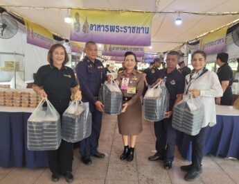 สโมสรโรตารีพญาไท ร่วมกับ โครงการอาหารพระราชทาน ทำอาหารแจกผู้มาร่วมงานน้อมส่งเสด็จ สมเด็จเจ้าฟ้าพัชรกิติยาภาฯ