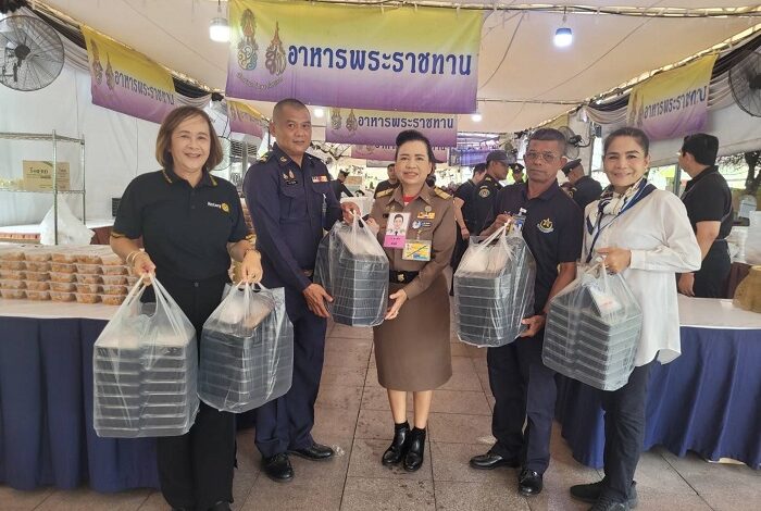 สโมสรโรตารีพญาไท ร่วมกับ โครงการอาหารพระราชทาน ทำอาหารแจกผู้มาร่วมงานน้อมส่งเสด็จ สมเด็จเจ้าฟ้าพัชรกิติยาภาฯ