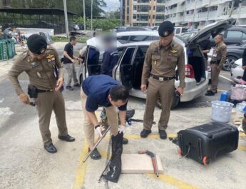 หัวหมาก ขยายผลค้นรถต้องสงสัย พบปืนลูกซองไทยประดิษฐ์ซุกซ่อนเพิ่ม 2 กระบอก พร้อมกระสุน